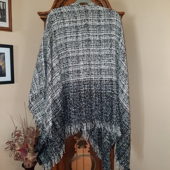 Beautiful Women's Winter Shawl - Picture 2 of 3